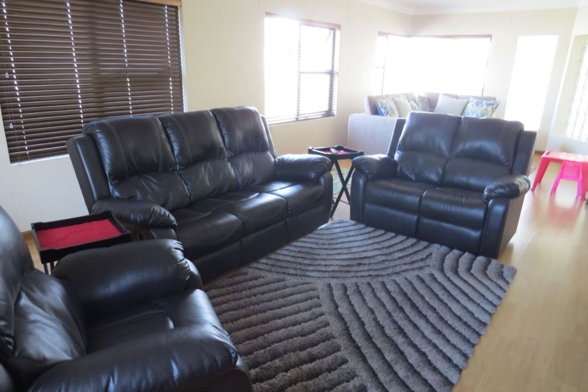 FOR SALE - 3 BEDROOM UNFURNISHED HOUSE WITH 2 BEDROOM FLAT FOR SALE IN OCEAN VIEW, SWAKOPMUND, NAMIBIA - Photo 3