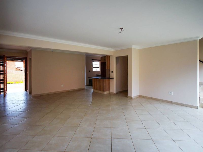 Spacious 3 Bedroom Duplex with Double Lockup Garage - Photo 3