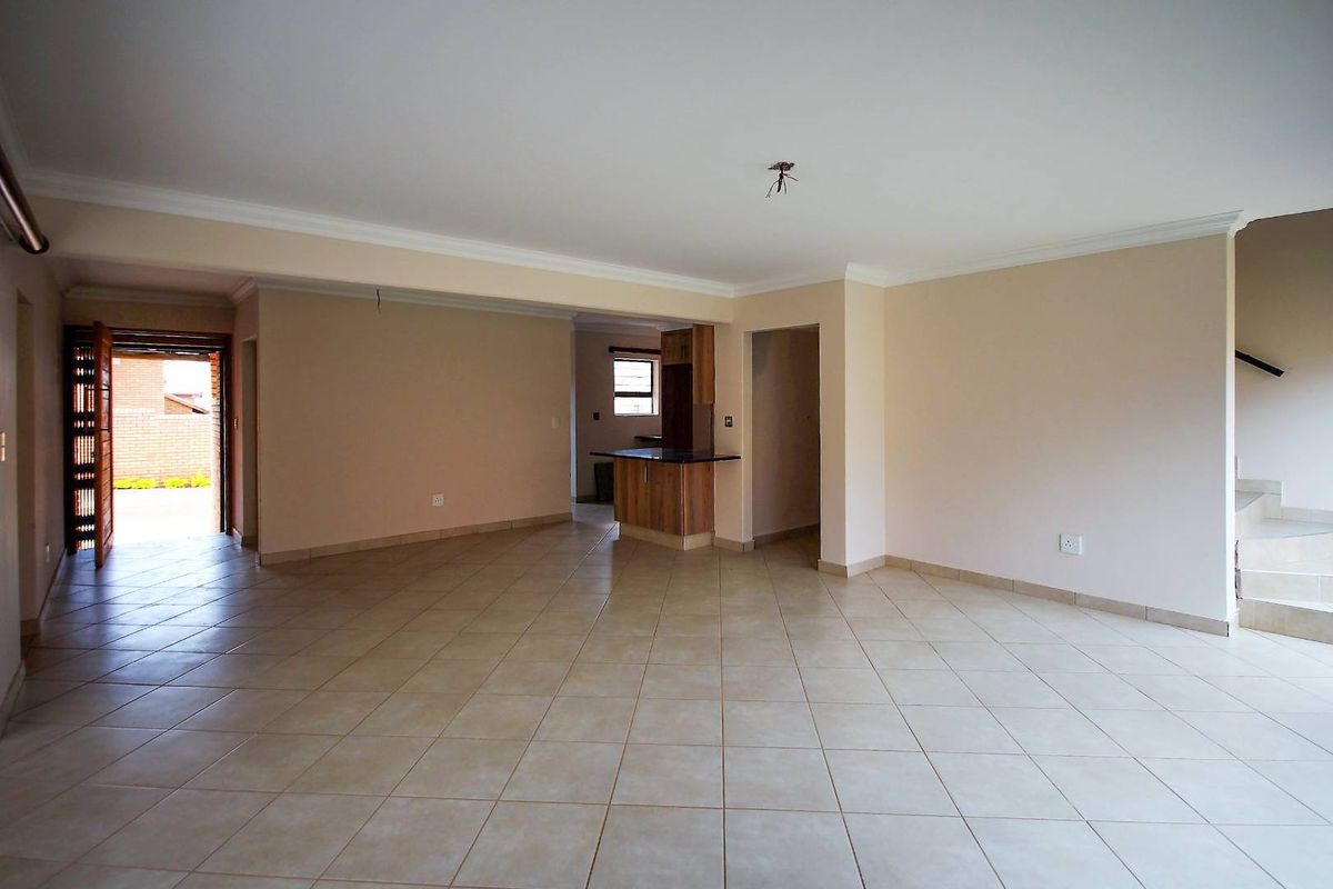 Very spacious Master & En-Suite with Neutral Décor! - Photo 4