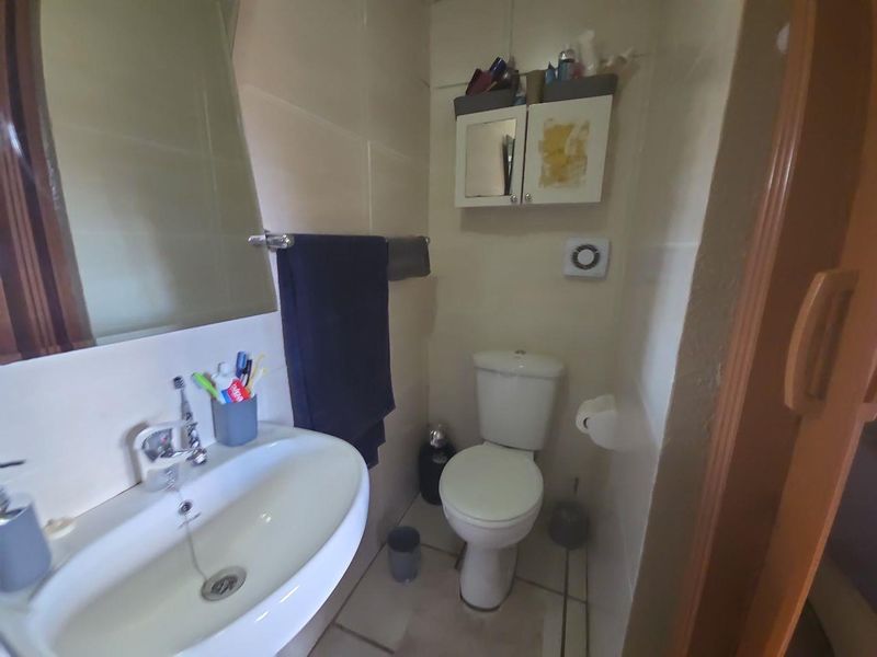 immaculate unit - Available 1 March - Photo 8