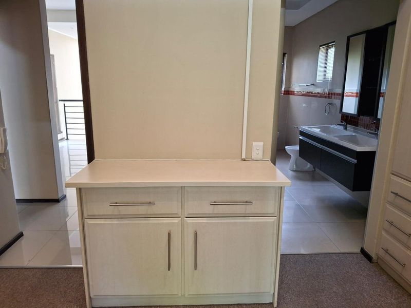 A MAGNIFICENT TWO BEDROOM UNFURNISHED TOWNHOUSE - Photo 10