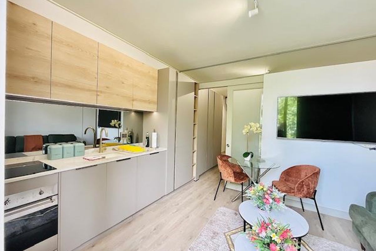Ultra-Modern Furnished Luxury Studio Apartment in the Heart of Rosebank - Photo 3