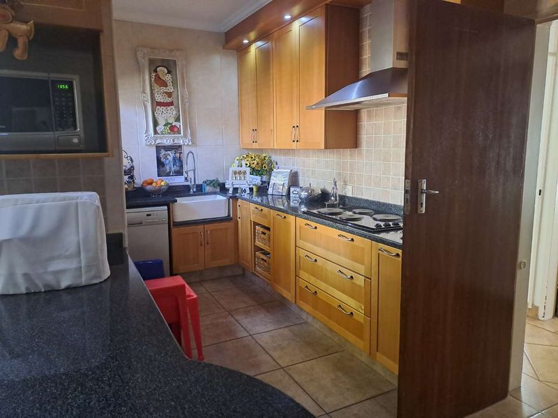 FOR SALE | SPACIOUS FAMILY HOME WITH SWIMMING POOL IN A BEAUTIFULLY ESTABLISHED GARDEN - Photo 5
