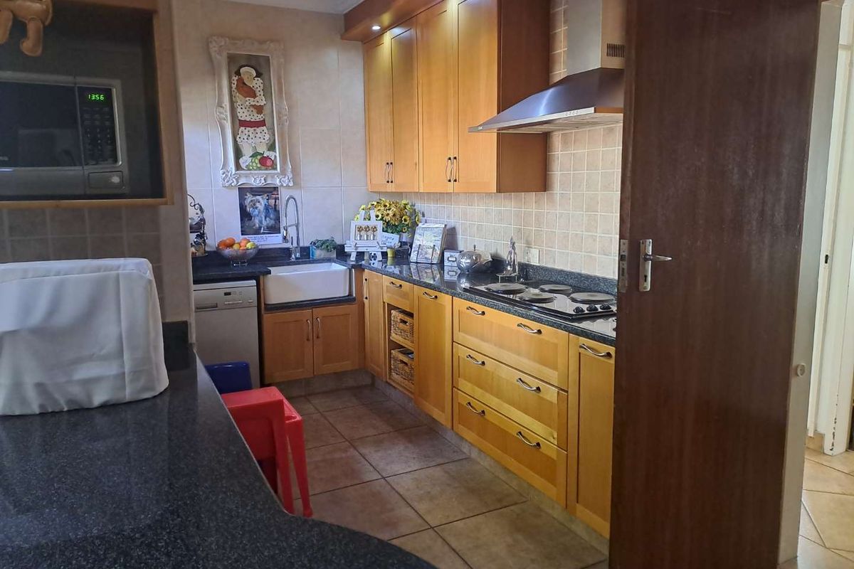 FOR SALE | SPACIOUS FAMILY HOME WITH SWIMMING POOL IN A BEAUTIFULLY ESTABLISHED GARDEN - Photo 5
