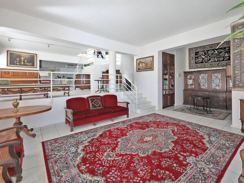 5 Bedroom residence with the grandest of views - Photo 3