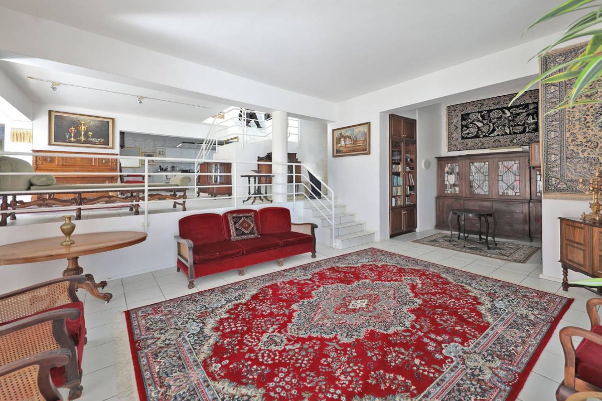 5 Bedroom residence with the grandest of views - Photo 3