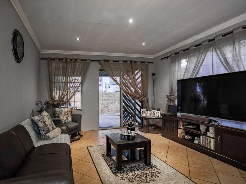 Townhouse with huge garden in the popular Highveld area - Photo 7