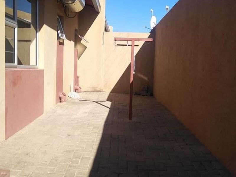 3 Bedrooms Townhouse For Sale Khomasdal - Photo 3