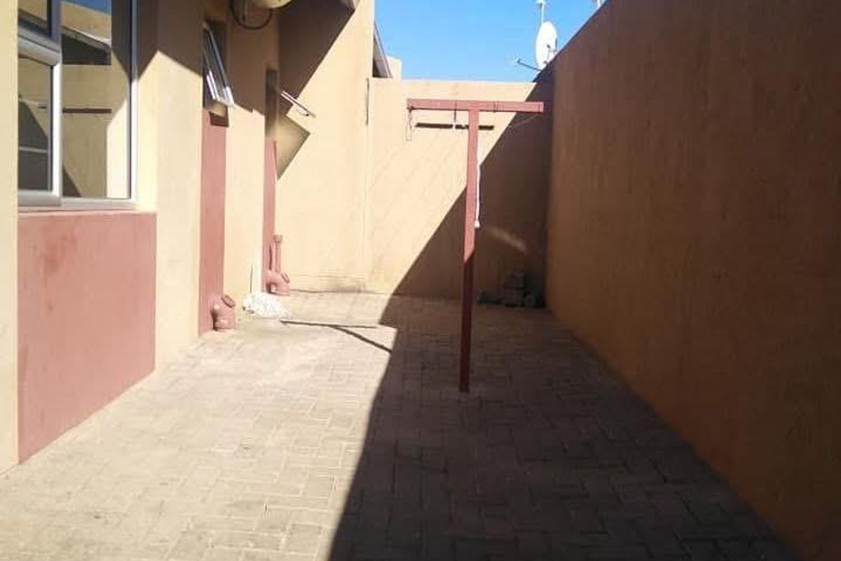 3 Bedrooms Townhouse For Sale Khomasdal - Photo 3