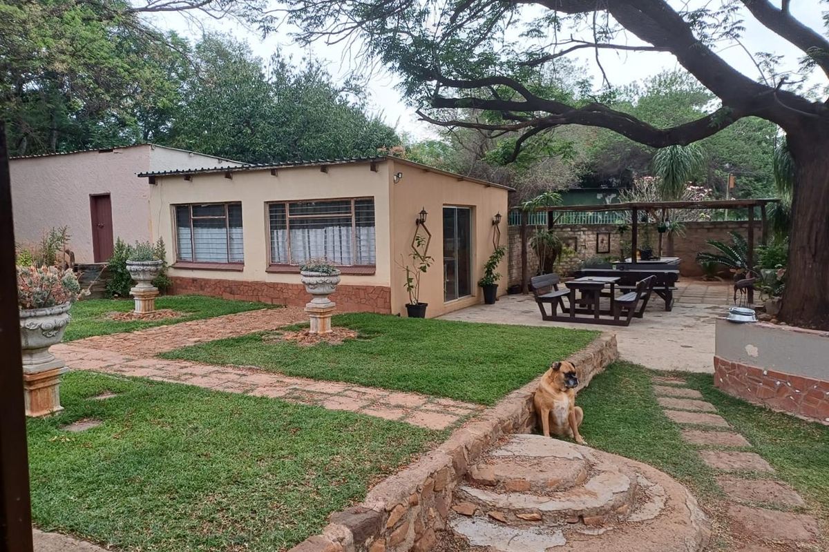 PLOT WITH TWO HOUSES AND FLAT FOR SALE-GROENKLOOF MOOINOOI - Photo 3