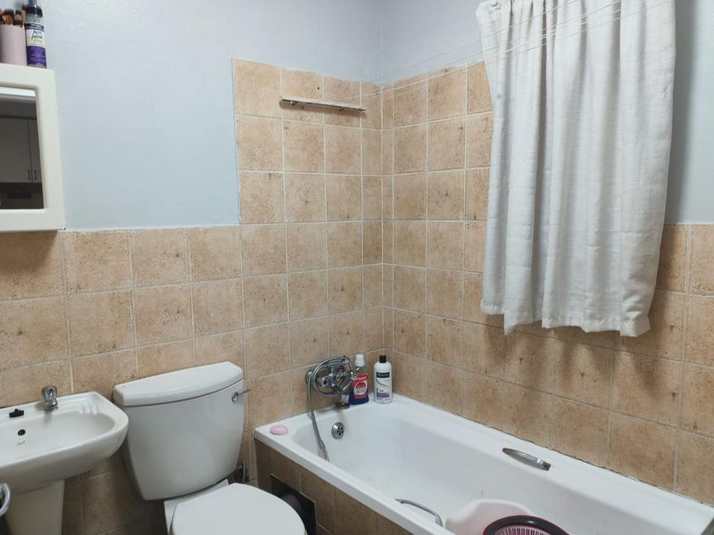 One Bedroom unit on 2nd floor in 24 hour security complex! - Photo 7