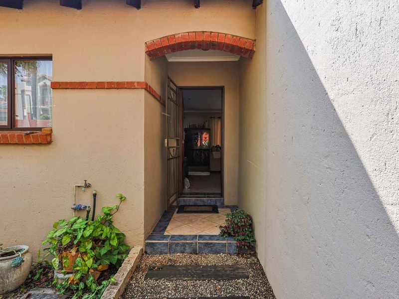 SPACIOUS FAMILY HOME | PET FRIENDLY | SECURE ESTATE LIVING IN MORELETA PARK - Photo 3