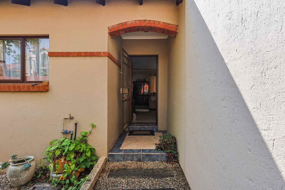 SPACIOUS FAMILY HOME | PET FRIENDLY | SECURE ESTATE LIVING IN MORELETA PARK - Photo 3