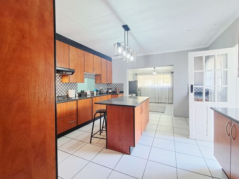 6 Bedroom House for Sale in Brackenhurst - Photo 4