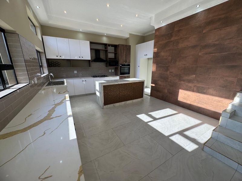 Exquisite Escombe Residence: Grandeur, Views &amp; Income Potential - Photo 10