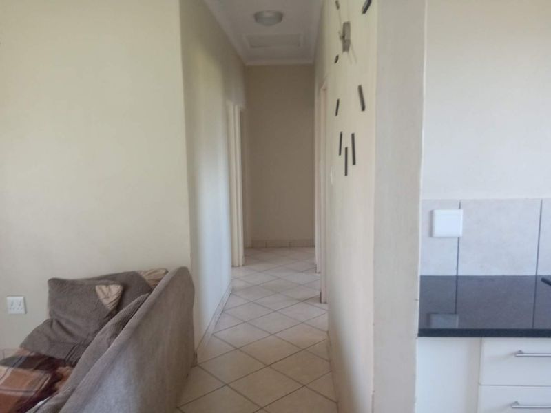 THREE BEDROOM TOWNHOUSE FOR SALE IN DAWN PARK - Photo 5