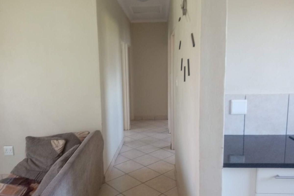 THREE BEDROOM TOWNHOUSE FOR SALE IN DAWN PARK - Photo 5