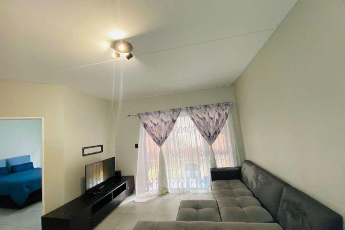 For Sale: Two Bedroom Apartment in Ravenswood - Photo 2