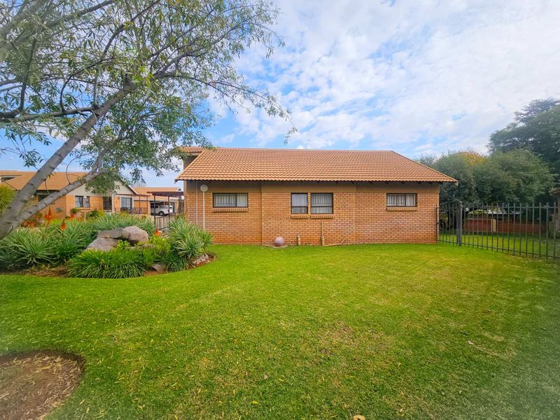 Retirement Lifestyle Living – 2 Bedroom Townhouse in Sought-After Langenhovenpark - Photo 5