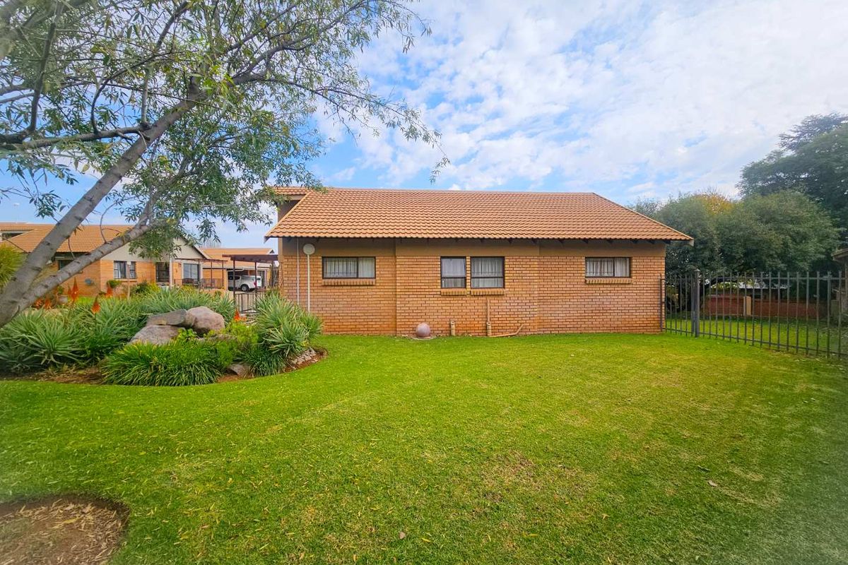 Retirement Lifestyle Living – 2 Bedroom Townhouse in Sought-After Langenhovenpark - Photo 5