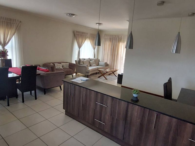 Spacious home in exclusive complex - Photo 5