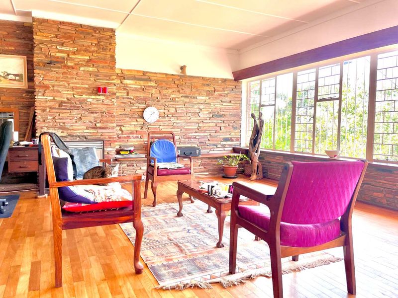 **Private, Hidden away, North-facing 6-Bedroom Family Home with Spectacular Views of Union Building and Loftus in Muckleneuk - House to Renovate** - Photo 7