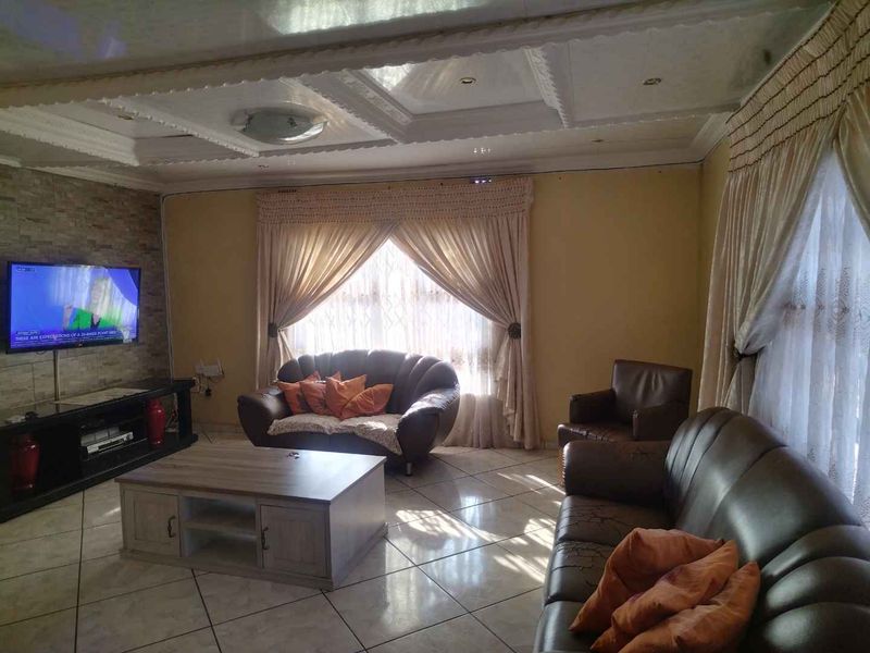 3 bedrooms house for sale in Soshanguve BB - Photo 8