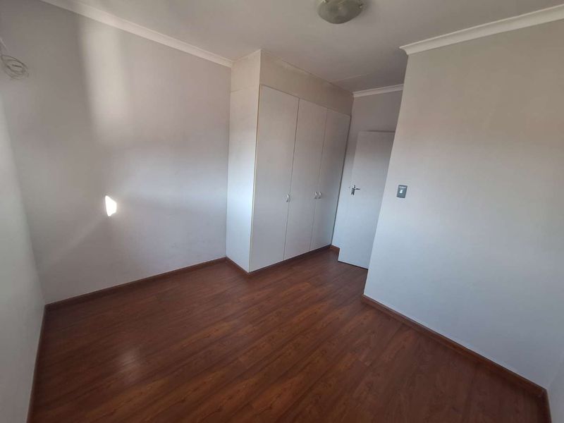 Top Floor Apartment – Spacious, Secure & Perfectly Located in North Riding - Photo 5