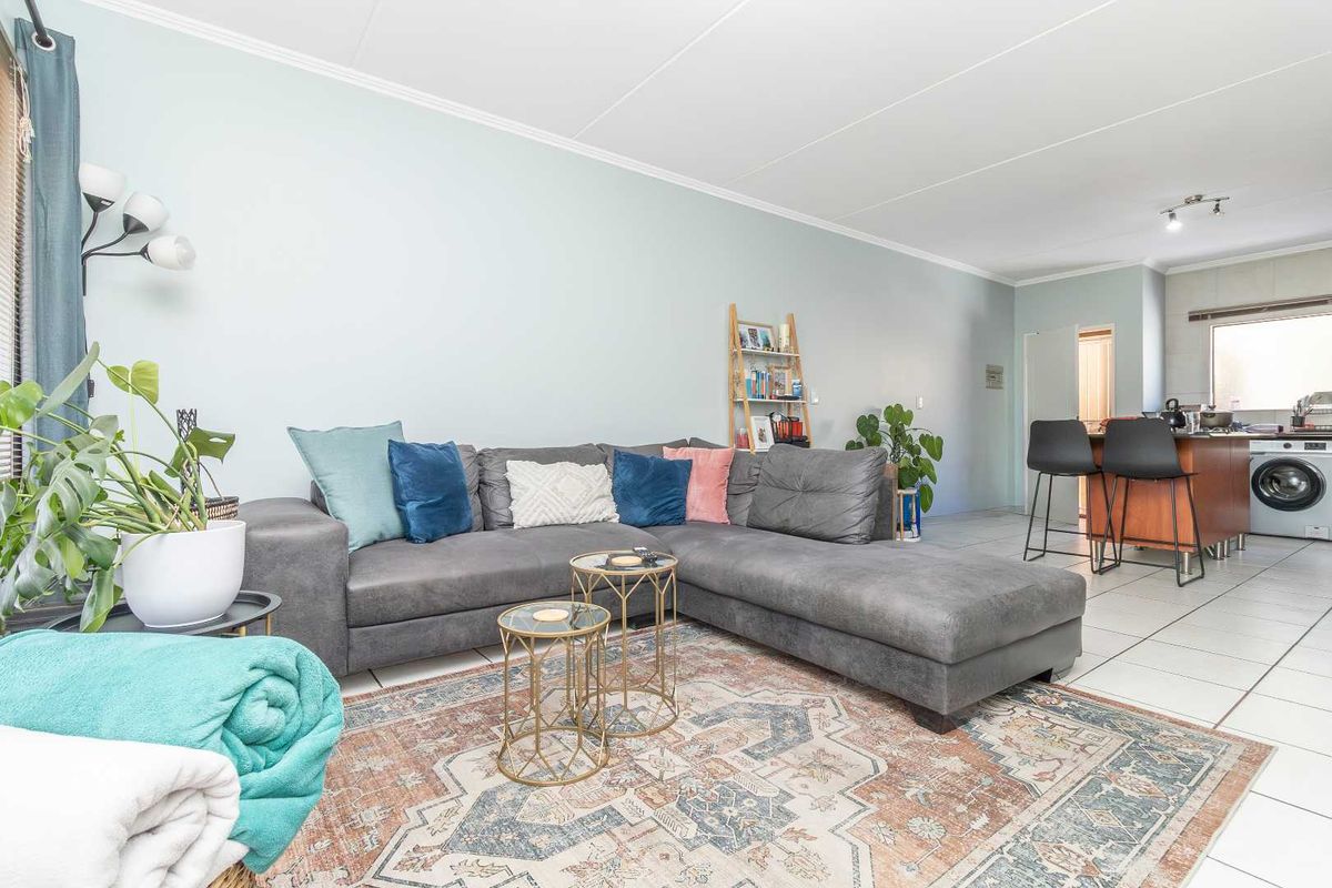 Renovated Gem: Stylish Living in the Heart of Sunninghill - Photo 2