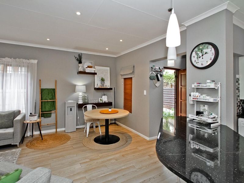 Charming Pet-Friendly Townhouse in a Secure Complex - Photo 4