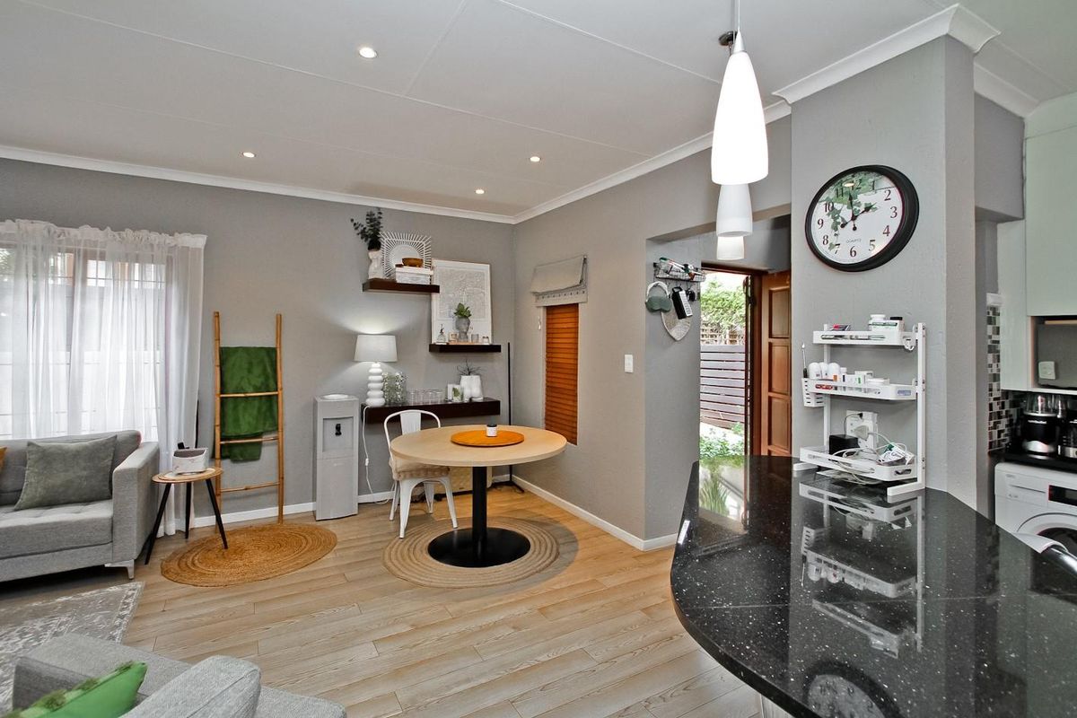 Charming Pet-Friendly Townhouse in a Secure Complex - Photo 4