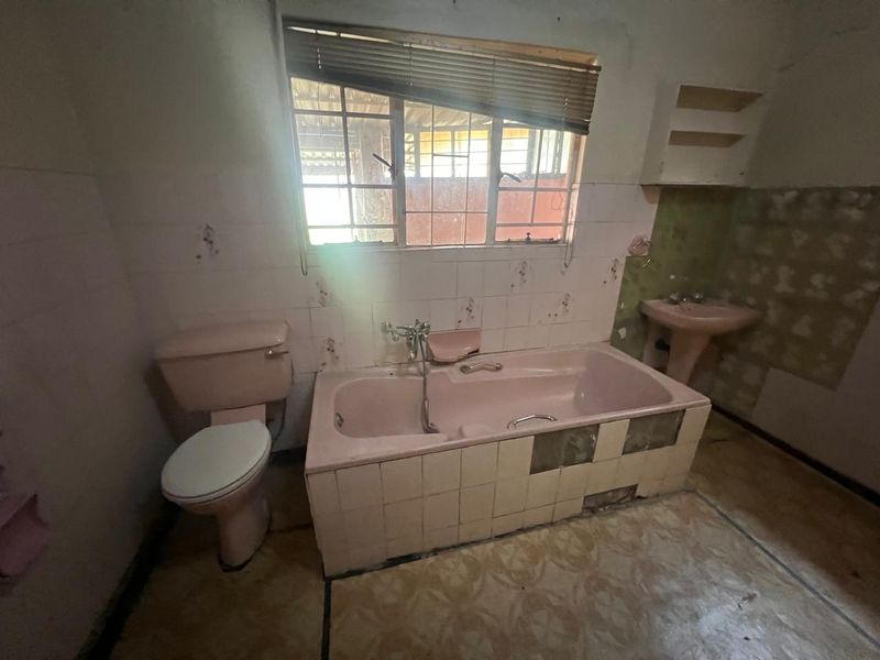 8 bedroom house neats a bit of TLC for student accomdatiomn - Photo 10