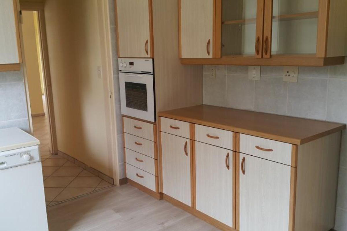 FOR SALE : SPACIOUS 8-BEDROOM HOME IN SWAKOPMUND CENTRAL - Photo 3