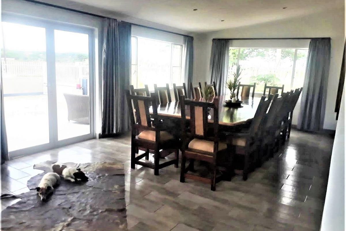 3 Bedroom House with 3 Flats for Sale - Outjo - Photo 2