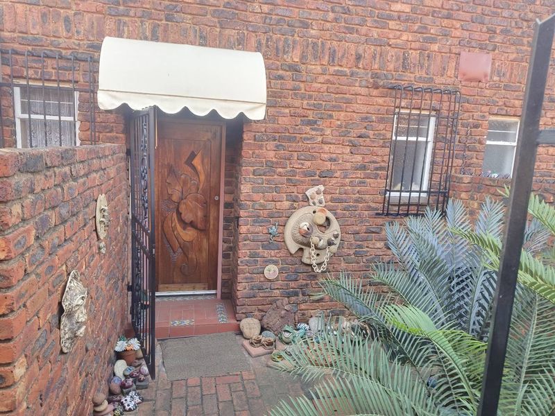 3 BEDROOM TOWNHOUSE IN SILVERTON - Photo 4