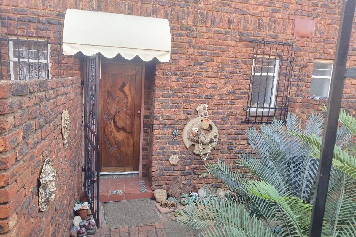 3 BEDROOM TOWNHOUSE IN SILVERTON - Photo 4