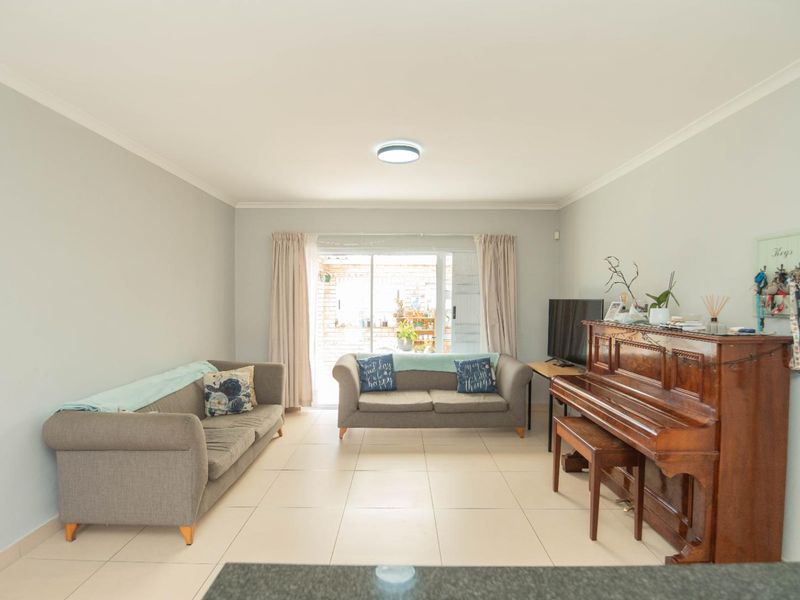 Charming and Low Maintenance - Photo 5