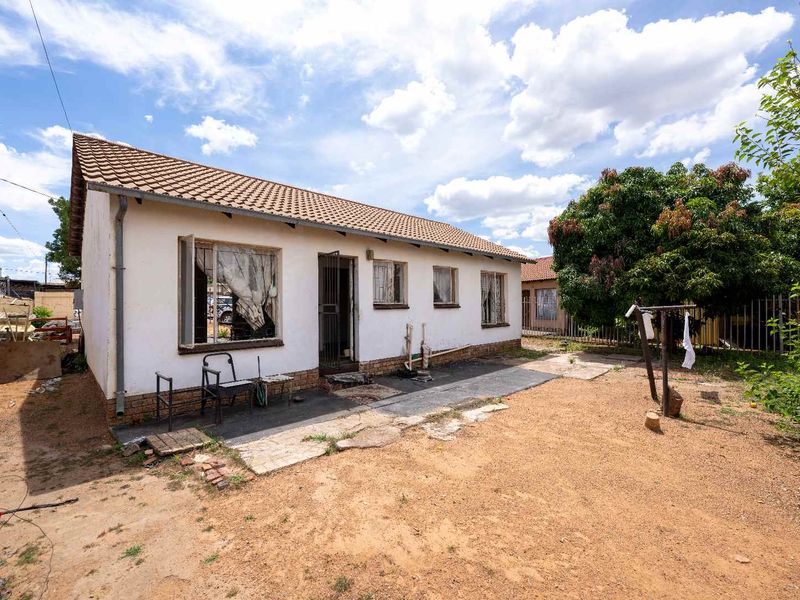 Unlock the potential in a prime location - Photo 4