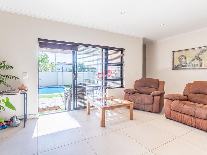 Stylish & Sunny 3-Bedroom Home with Pool – Parklands North - Photo 6