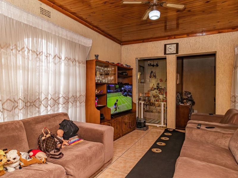 Spacious 5-Bedroom Home in Rynsoord - Photo 4