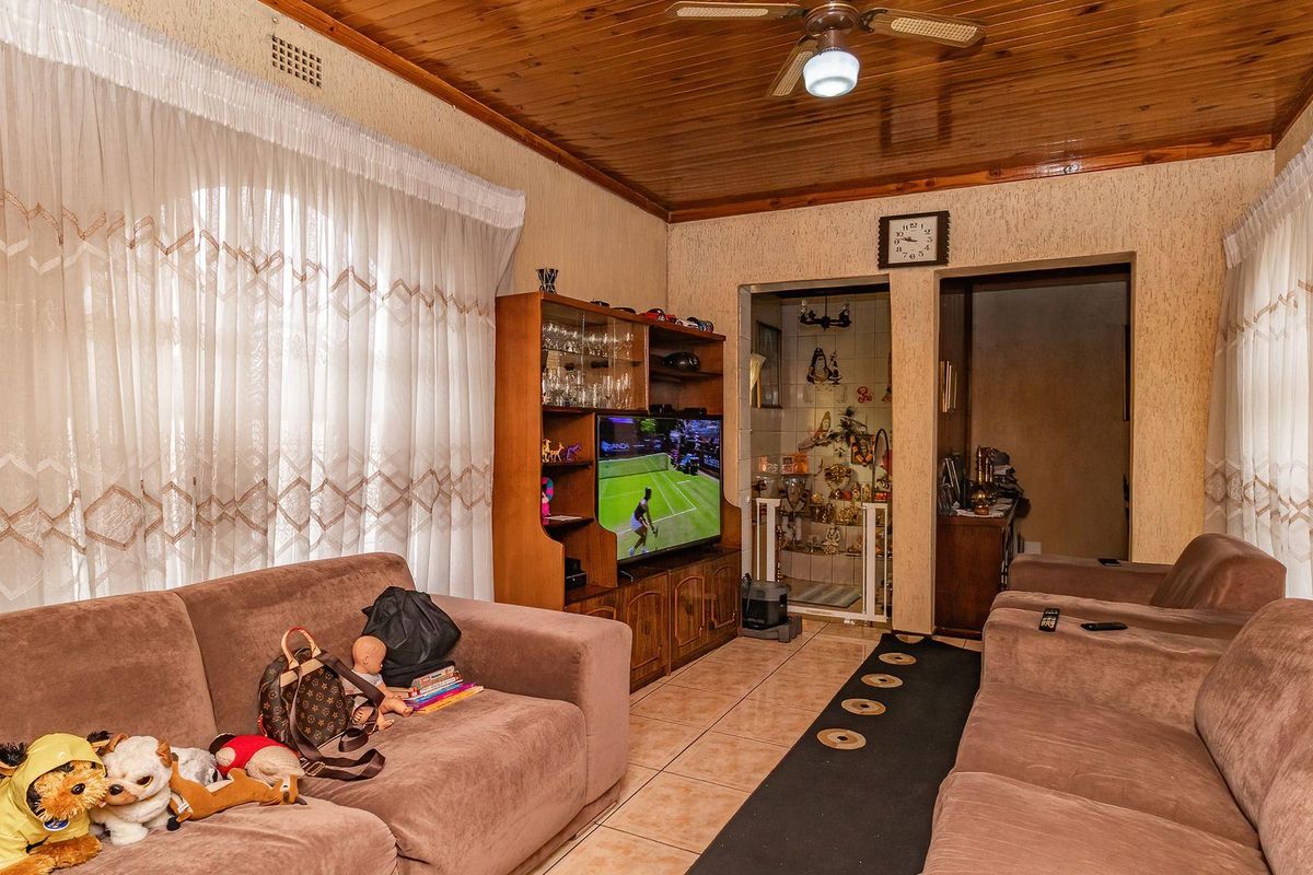 Spacious 5-Bedroom Home in Rynsoord - Photo 4