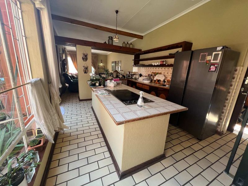 SOLID FAMILY HOME IN PRIME LOCATION - Photo 9