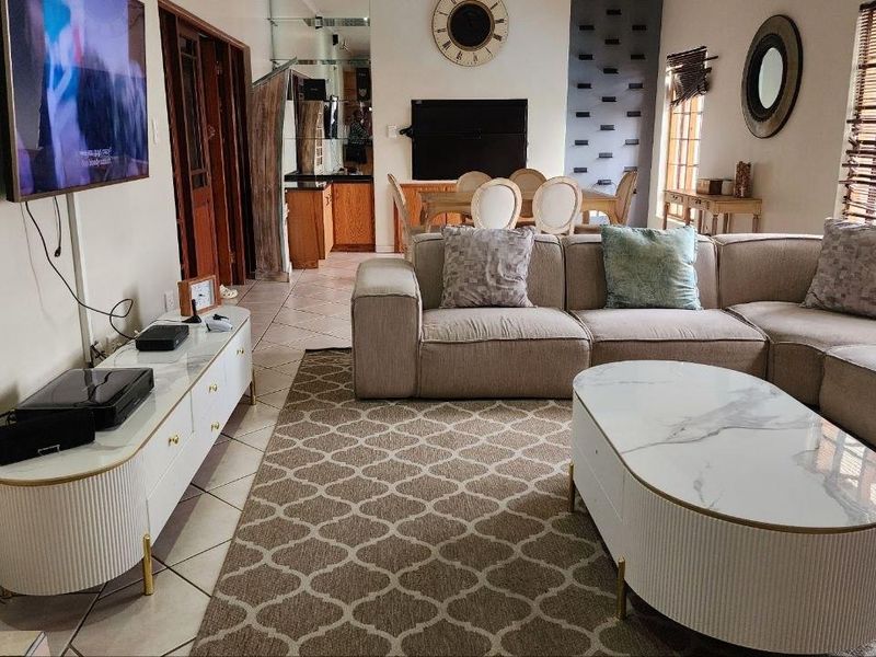 "Elegance Meets Comfort in Rock cliff Estate" - Photo 2