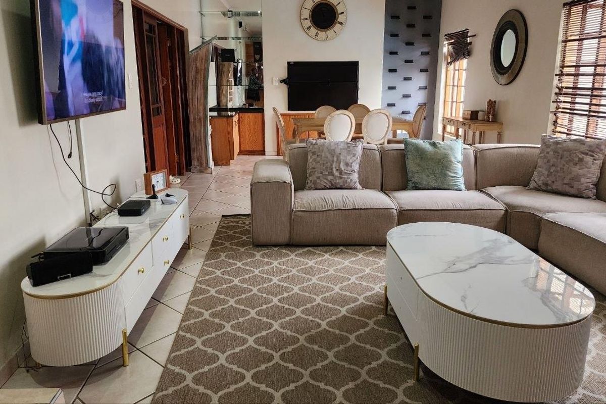 "Elegance Meets Comfort in Rock cliff Estate" - Photo 2