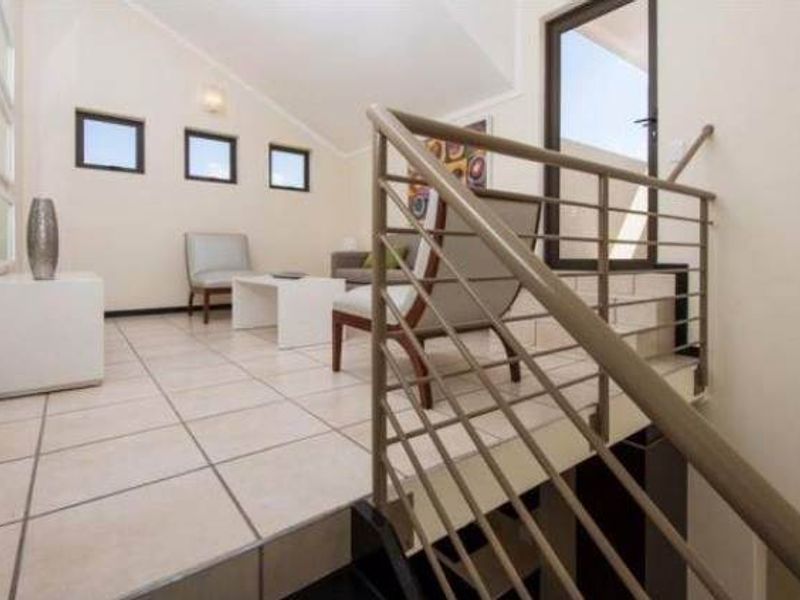 UNFURNISHED LOFT - Photo 5