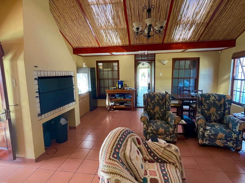 5 Bedroom 3 bathroom House in Durbanville Hills - Photo 6