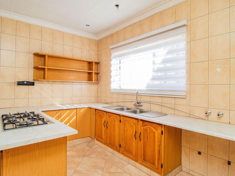 Immaculate 3 Bedroom facebrick home in Rynsoord - Photo 10