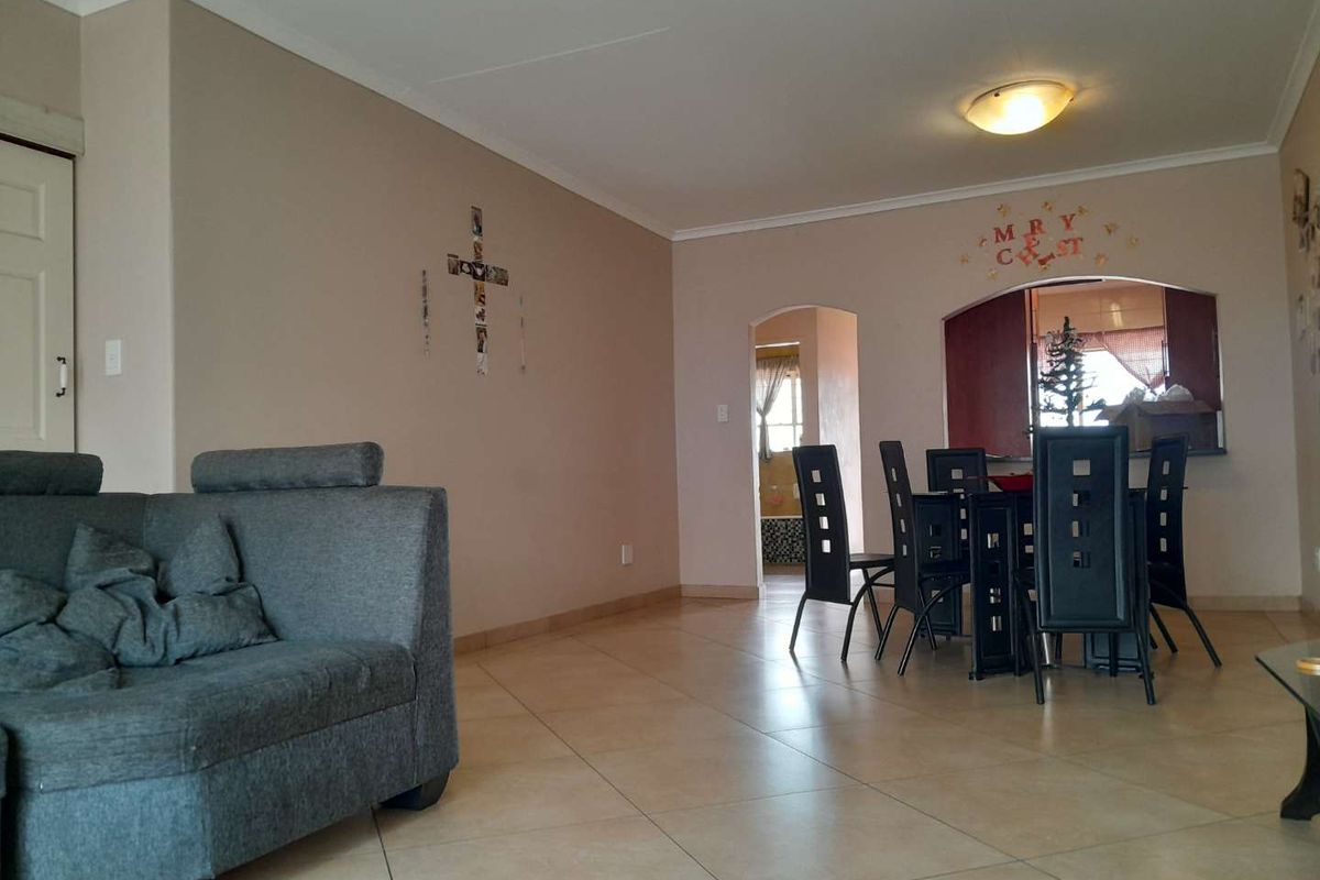 Price Adjustment Don't Miss Out -1st floor 3 Bedroom Klinker Brick Townhouse for sale in Brackendowns, will look at all reasonable offers - Photo 4