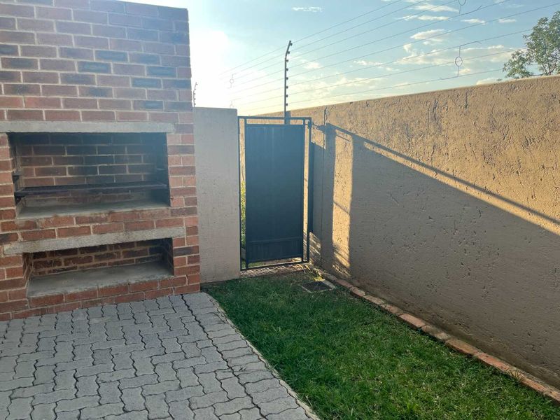 Perfect Easter gift to yourself or your family. 3-Bedroom Apartment in Ferndale, Randburg - Photo 3