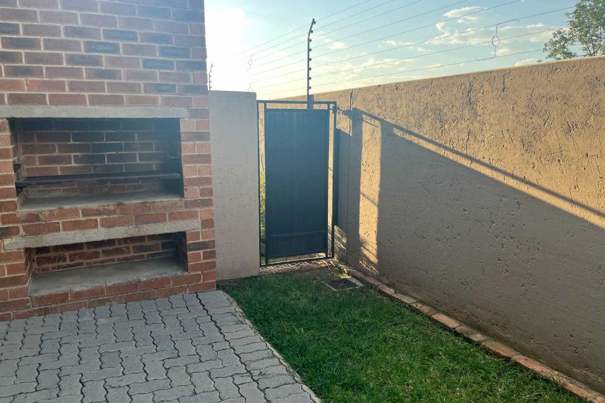 Perfect Easter gift to yourself or your family. 3-Bedroom Apartment in Ferndale, Randburg - Photo 3